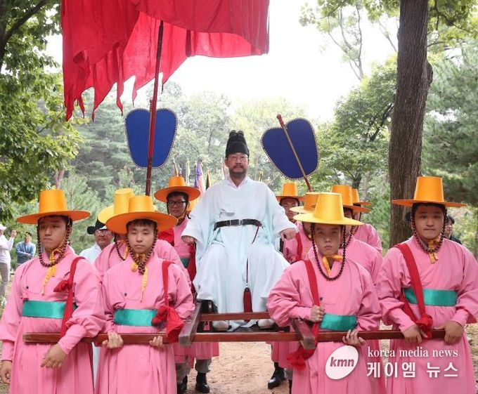 정명근 화성특례시장이 정조대왕 능행차 화성구간을 재현하고 있다