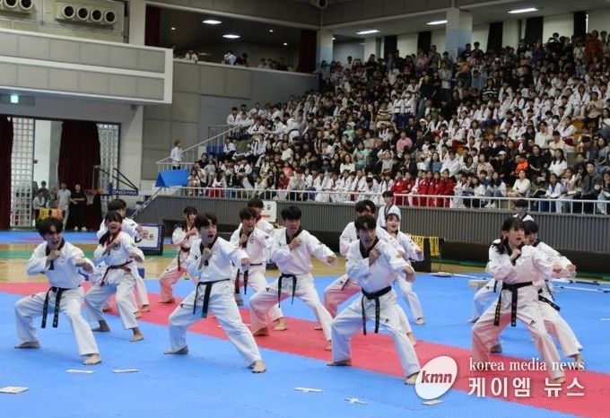 20일 열린 제32회 화성특례시장배 태권도대회에서 선수들이 경기를 하고 있다