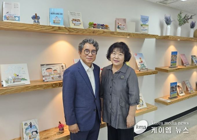 수정도서관 작가양성독서회에서 작가로 등단한 최규철(왼쪽)씨가 최명숙 강사와 기념 촬영을 하고 있다.