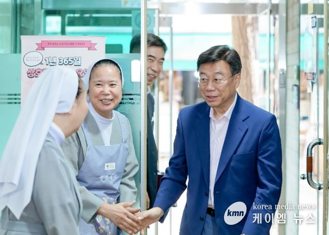 신상진 성남시장이 23일 추석 명절을 앞두고 노인요양시설인 '인보의집'을 방문해 시설 관계자들과 인사를 나누고 있다