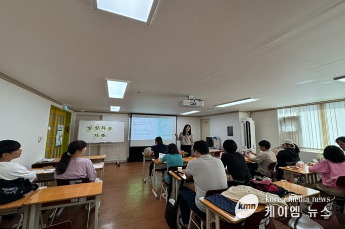 다문화 및 외국인 가족들이 성평등교육을 수강중이다.