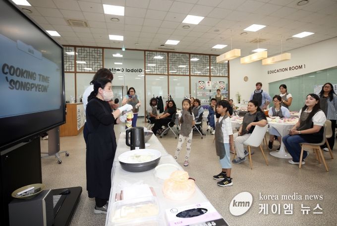 인천경제자유구역청이 23일 IFEZ 글로벌센터에서 추석맞이 요리 강좌를 열었다. 정주 외국인들이 전통떡을 빚고 다과상 차리기 체험을 하고 있다.