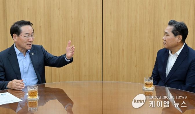 유정복 인천광역시장이 23일 시청 접견실에서 김용석 국토교통부 대도시권광역교통위원회 위원장 접견하고 협력방안 등을 논의하고 있다.