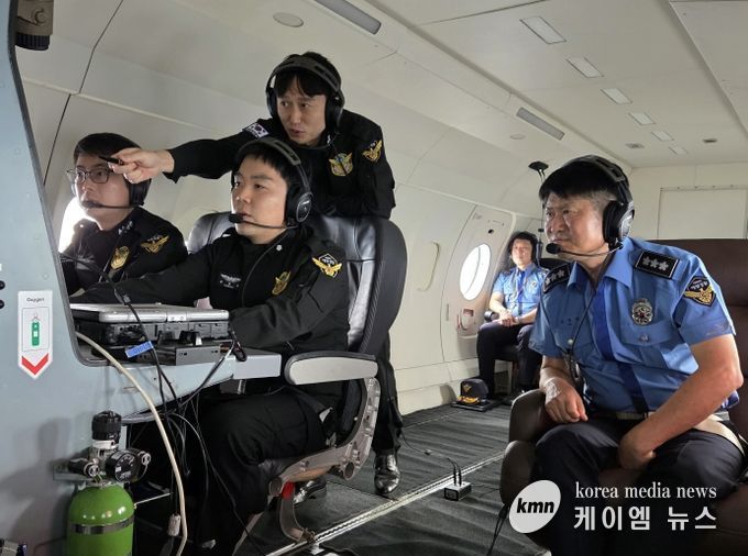 항공 레이더를 통해 외국어선의 동향을 설명 중인 항공단장과 이를 청취 중인 중부해경청장