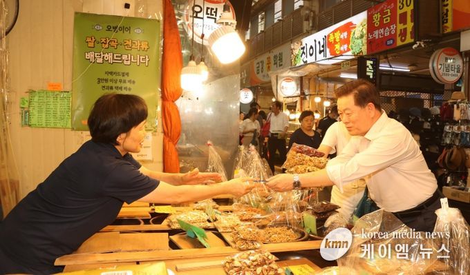 박승원 광명시장이 지난 2024년 9월 추석 명절을 앞두고 새마을 전통시장을 찾아 광명사랑화폐로 상품을 구매하고 있다.