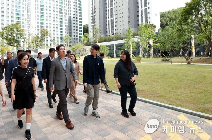 이상일 용인특례시장은 23일 힐스테이트 몬테로이 단지를 찾아 주민들과 '소통버스킹'을 진행했다.