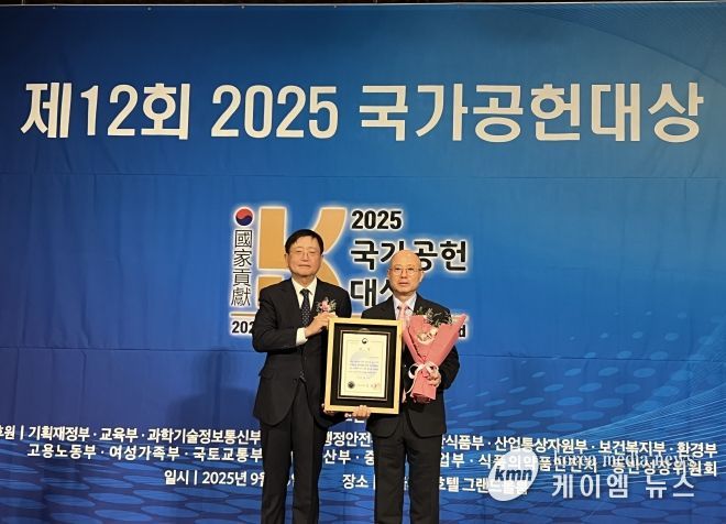 (사진 왼쪽부터) 조선비즈 심사위원장 임영균, 인천관광공사 사장 백현