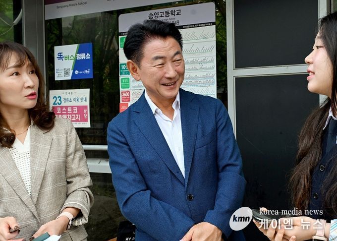 김동근 시장이 9월 24일 ‘의정부 학생 통학버스’ 1주년을 맞아 송양고등학교 정류소에서 조아진 학생을 만나 인사를 나누고 있다.