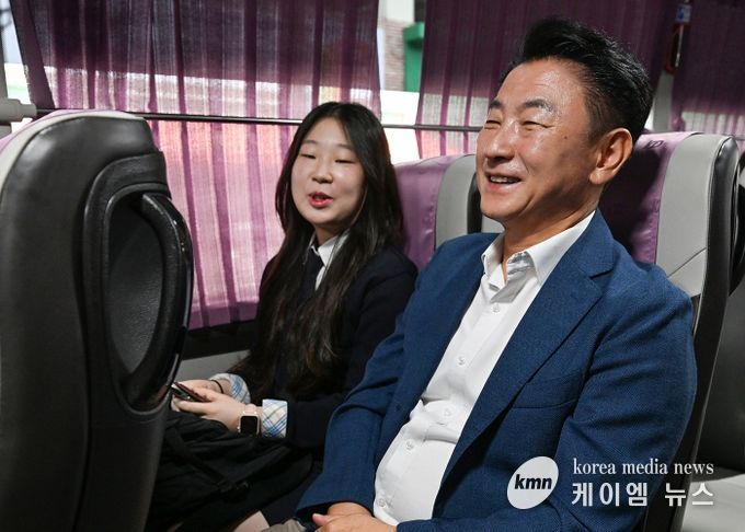 김동근 시장이 9월 24일 ‘의정부 학생 통학버스’ 1주년을 맞아 조아진 학생과 함께 통학버스에 탑승해 이야기를 나누고 있다.