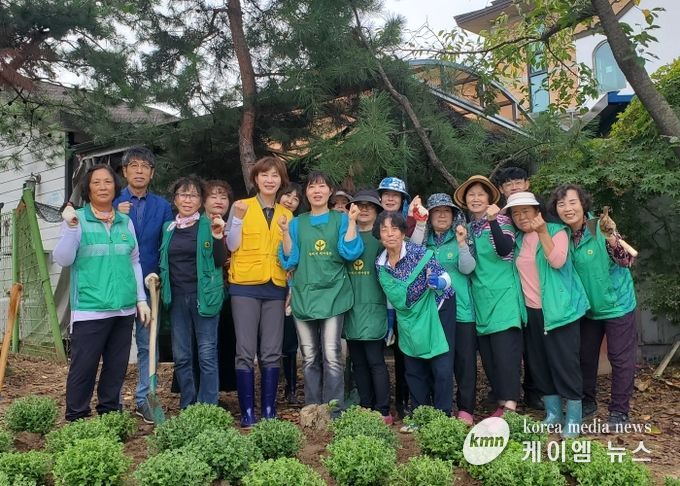 평택시 청북읍 새마을부녀회, 가을맞이 가을꽃 식재로 청북읍 ‘새단장’