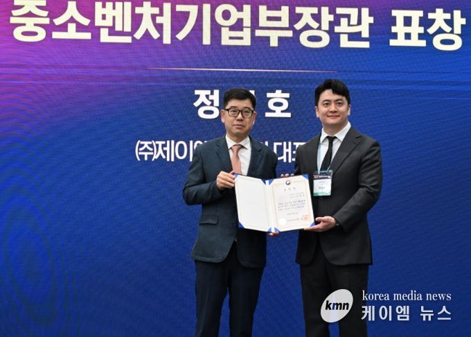 강해수 인천지방중소벤처기업청장(왼쪽)과 박영용 ㈜제이앤피메디 CTO(오른쪽)