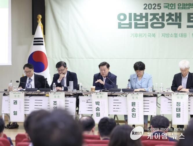박승원 광명시장(사진 가운데)이 지난 24일 국회예산정책처가 주관한 ‘2025 국회 입법박람회’ 기후위기 입법정책 토론회에 참석해 발언하고 있다.