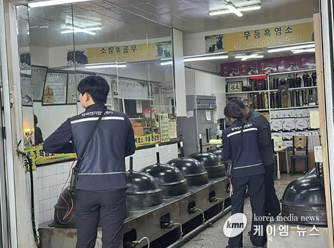 한국전기안전공사 관계자들이 추석 명절을 앞두고 모란시장에서 안전 점검을 실시하고 있다