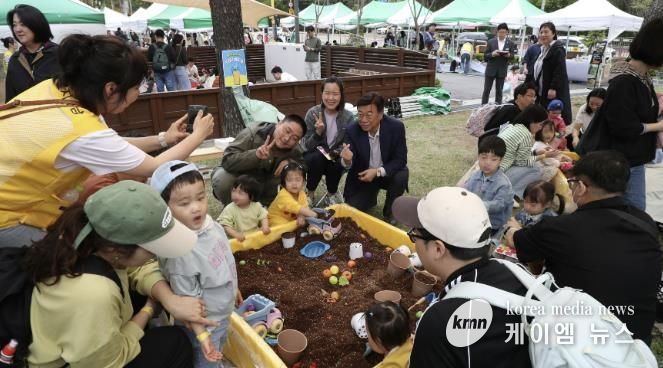 지난 4월 성남시 육아종합지원센터 인근에서 열린 육아데이 행사 때 참여 아동들이 모래놀이 중이다