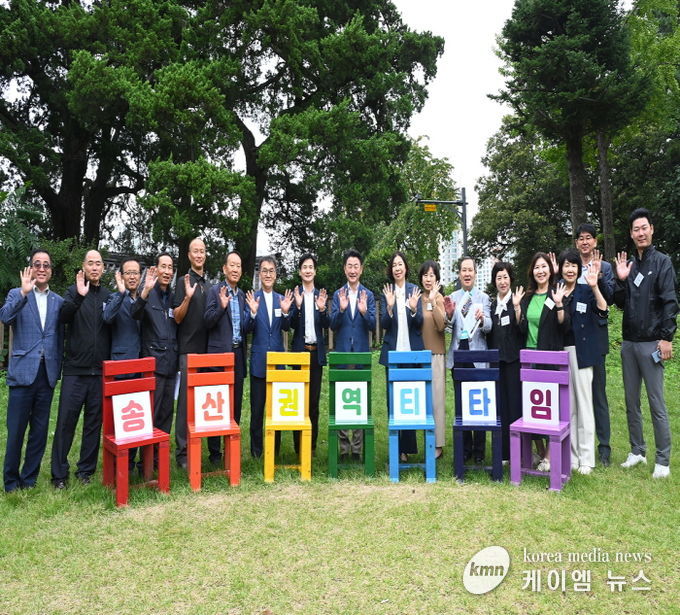 김동근 시장이 9월 24일 송산사지 근린공원에서 ‘송산권역 현장 티타임’을 가진 뒤 참석자들과 기념사진을 찍고 있다.