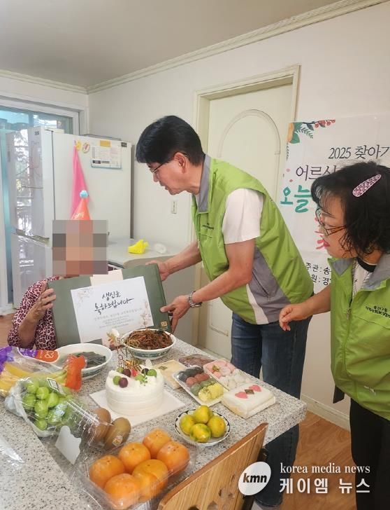 의정부시 송산2동 지사협, 취약계층 독거노인 생일상 선물