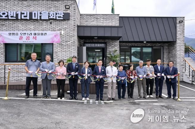 준공식 참석 내빈이 테이프 커팅식을 진행하고 있다