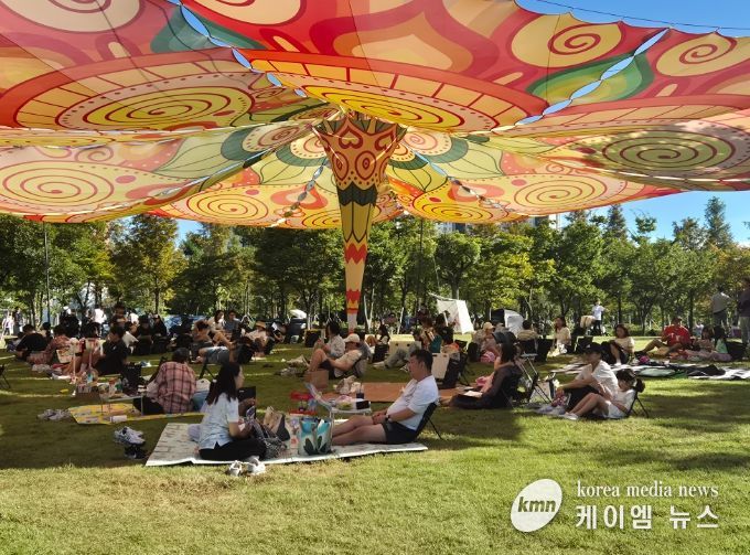 김포시는 지난 9월 19일부터 21일까지 3일간 김포한강중앙공원과 라베니체 수변, 장기도서관 등을 무대로 제12회 대한민국 독서대전을 개최했다.