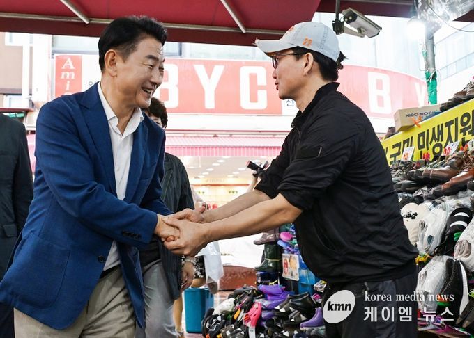 김동근 시장이 9월 24일 추석 명절을 앞두고 전통시장을 찾아 상인들과 소통의 시간을 가졌다.
