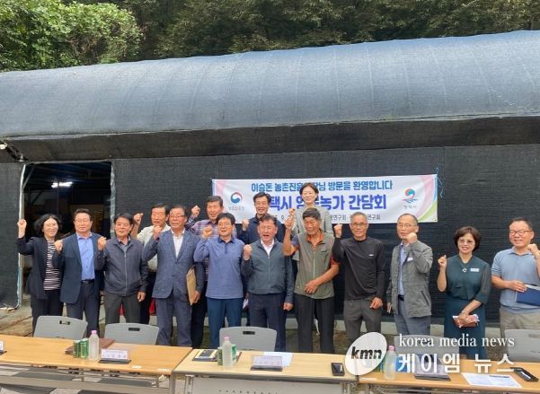 앞줄 왼쪽에서 5번째부터 평택양봉연구회 김학근 회장, 이승돈 농촌진흥청장, 9번째 이우진 평택시농업기술센터 소장, 뒷줄 왼쪽에서 3번째부터 성제훈 경기도농업기술원장, 방혜선 국립농업과학원 농업생물부장