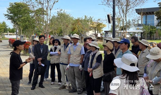 세계적 정원디자이너 황지해, 시민정원사와 손잡고 평택에 정원을 심다