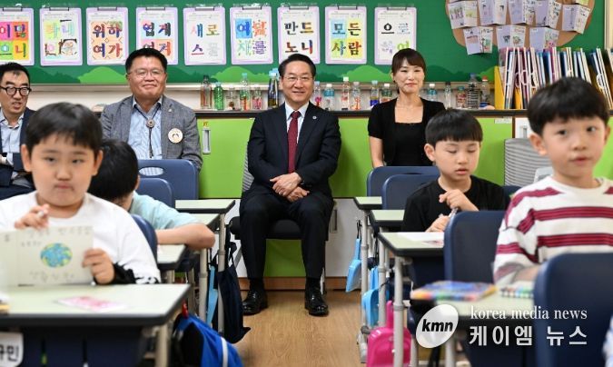 유정복 인천광역시장이 25일 남동구 상아초등학교에서 늘봄프로그램 '지구를 지키는 초록이' 수업을 참관하고 있다.