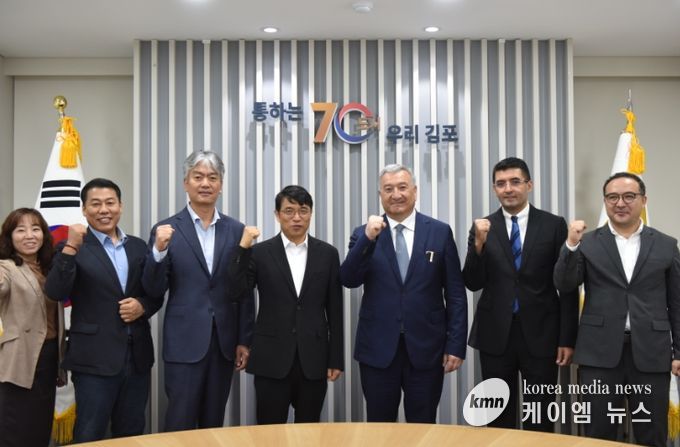 이석범 김포시 부시장은 25일 시청 소통실에서 올림 나즈룰라예프 우즈베키스탄 민족관계 및 해외동포위원회 부위원장과 차담을 갖고 국제교류 방안을 논의했다.