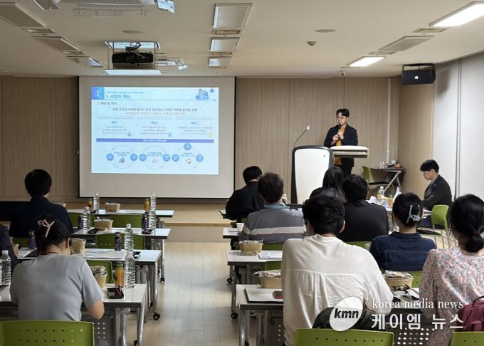 화성특례시가 25일 병점 스마트 리빙랩 시민참여단 발대식에서 리빙랩에 대한 교육을 하고 있다