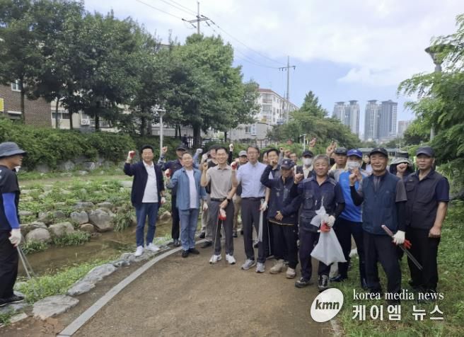 추석 앞두고 시흥시 신천 도심지 하천 정화 활동 실시