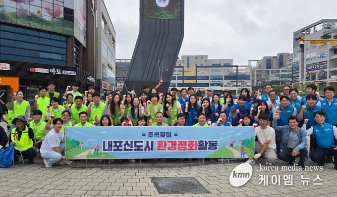 충남신보-농협은행충남영업부-충남관광문화재단-충남경제진흥원-충남혁신도시관리본부-단체사진
