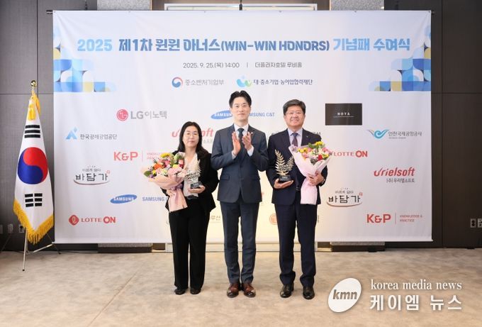 지난 25일 서울 더플라자호텔에서 열린 ‘윈윈 아너스 기념패 수여식’에서 인천국제공항공사 신가균 경영본부장(사진 맨 오른쪽)이 협력 중소기업 우리엘소프트 이효경 상무이사(사진 맨 왼쪽)와 함께 기념패를 수여받고 기념촬영을 하고 있다.