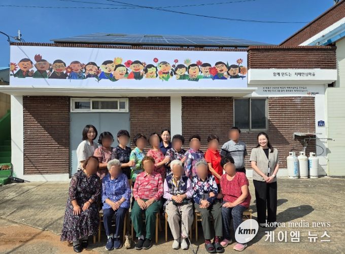 치매인식개선 벽화 작업 후 사진