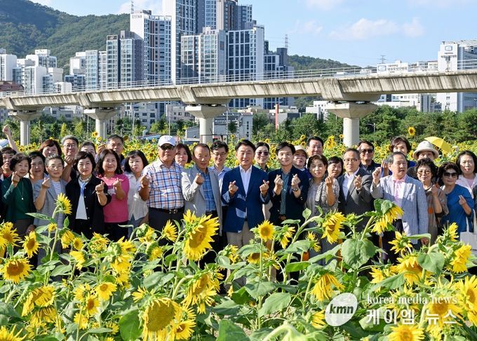 김동근 시장이 9월 25일 신곡새빛정원 나들이 행사장을 방문한 시민들과 함께 기념사진을 찍고 있다.