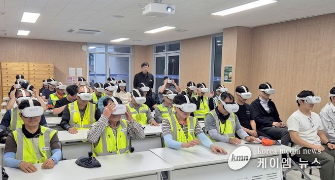 인천시설공단 송도공원사업단의 직원들이 VR 기기를 활용해 재해 상황을 가상의 공간에서 체험하고 있다.