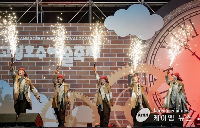 개막작 ‘꿈결 너머(Beyond the Dream)’ 공연