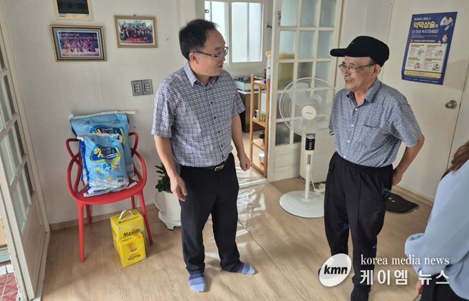 신현동, 추석맞아 경로당 16곳 방문…위문품 전달