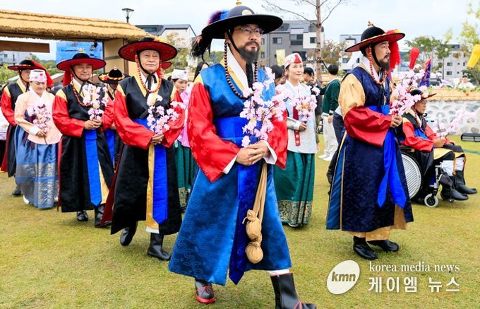 정명근 화성특례시장 화성유수 복장으로 격쟁 행사에 참여하고 있다