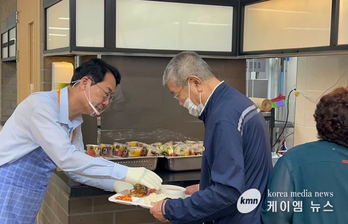 정명근 화성특례시장이 26일 동탄치동천종합사회복지관 어르신들에게 점심식사 배식 봉사를 하고 있다