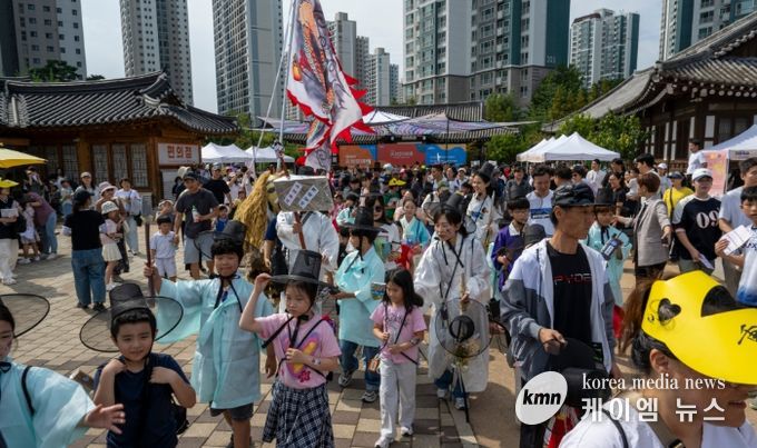 김포를 넘어 전국 각지에서 찾아와 K-중봉 코스프레 거리퍼레이드에 참여하고 있는 사람들