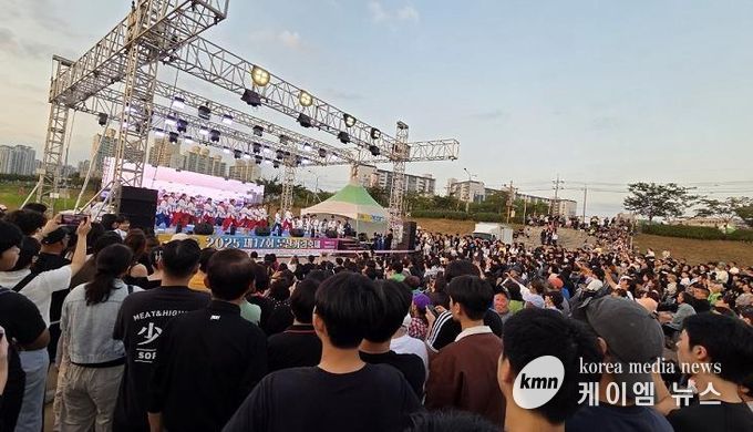 제17회 파주 문산거리축제 성황리에 종료… 문산천 노을길 가득 메워