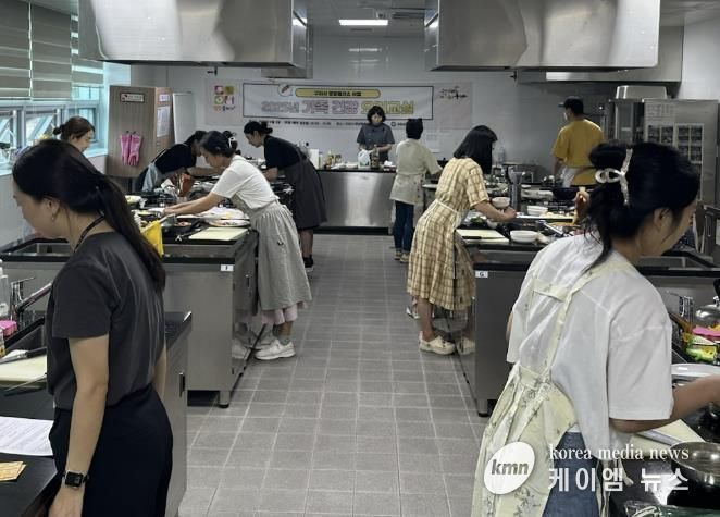 영양 플러스 사업 대상자들이 요리 교실에서 함께 요리를 실습하고 있다.