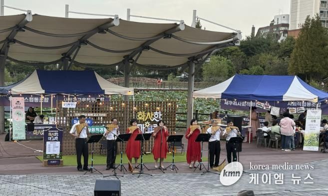 27일 2025 사회적경제 나눔장터 '화사한 마켓'에서 지역 예술 동아리가 공연을 하고 있다