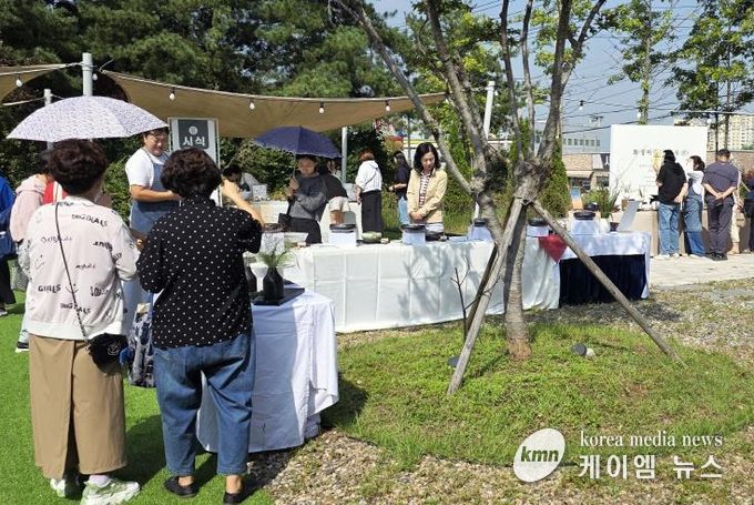 27일 진행된 화성미감 향토음식 전시회에서 관람객들이 향토음식을 살펴보고 있다