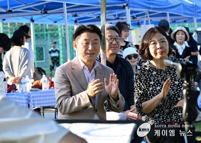 김동근 시장이 9월 27일 ‘2025년 송산3동 도란도란 반려동물 용품 나눔장터’ 행사장에 방문해 문화공연을 관람하고 있다.