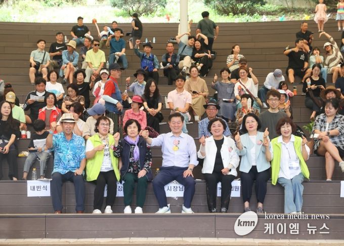 박승원 광명시장(사진 가운데)이 지난 27일 도덕산공원에서 열린 '제15회 도덕산 주민한마음축제'에 참석해 기념사진을 촬영하고 있다.