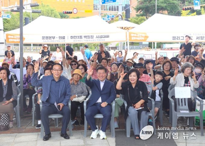 박승원 광명시장(사진 맨 앞 가운데)이 지난 27일 달맞이어린이공원에서 열린 '2025년 하안3동 문화예술축제'에 참석해 기념사진을 촬영하고 있다.