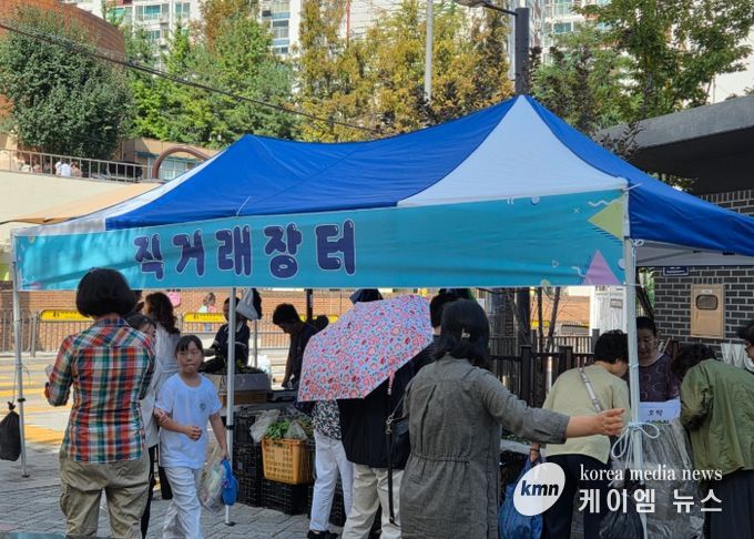 광명시 철산4동 주민자치회는 지난 27일 광덕어린이공원에서 주민세 마을사업의 일환으로 ‘탄소중립 직거래장터’를 열었다.