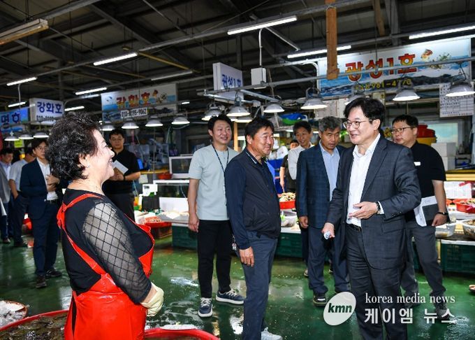 김병수 시장과 김포시 간부공무원들이 29일 해양수산부 어촌뉴딜사업으로 추진중인 대명항 수산물직판장 신축공사현장을 방문해 진행 상황을 점검했다.