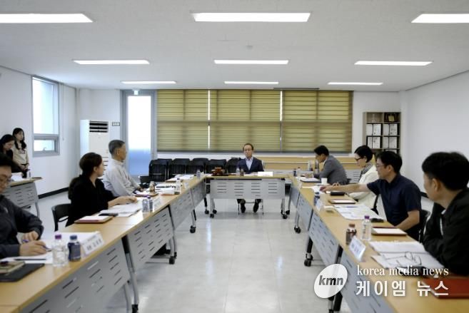 29일 월롱본부 대회의실에서 계약심의위원회 안건 심의 진행중인 모습