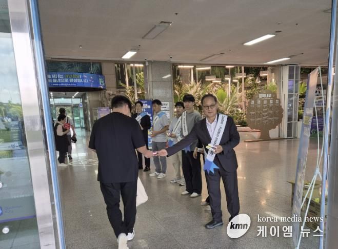 오동택 부천시 행정안전국장과 부천시 직원들이 시청 로비에서 개인정보보호 생활화 캠페인을 하고 있다.